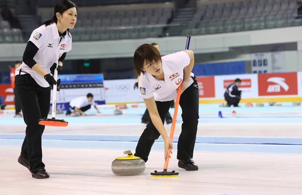 Kaho Onodera Aus Japan Rechts Fegt Während Sich Yumie Funayama — Stockfoto