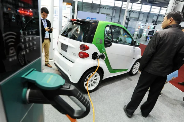 Látogató Néz Egy Elektromos Autót Felszámított Alatt Kínai Nemzetközi Ipari — Stock Fotó