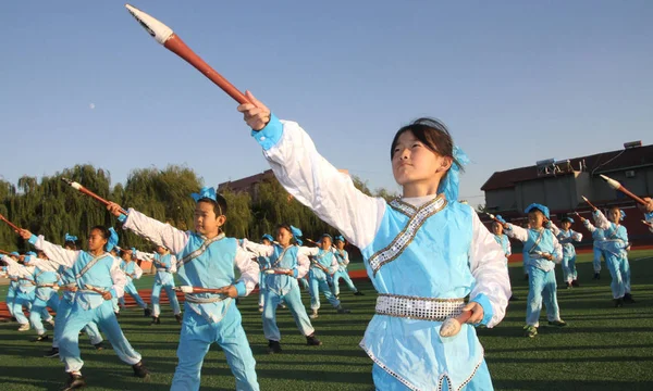 Junge Chinesische Studenten Praktizieren Kalligraphische Übungen Der Grundschule Des Dorfes — Stockfoto