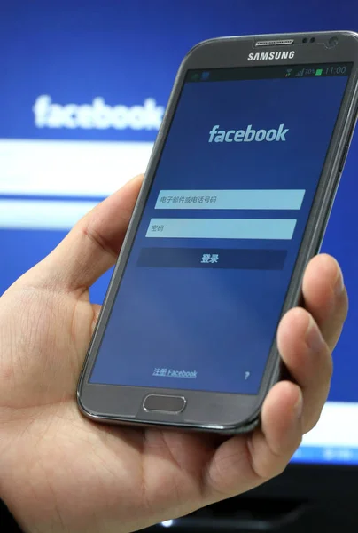 Usuario Chino Teléfonos Inteligentes Utiliza Aplicación Redes Sociales Facebook Teléfono — Foto de Stock