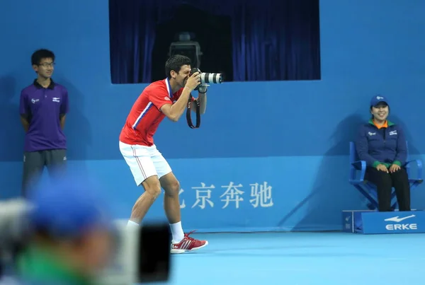 セルビアのノバク ジョコビッチは 2013 中国で 2013年中国オープン テニス トーナメントのチャリティー マッチで写真を撮る — ストック写真