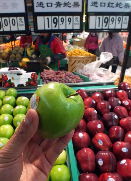 File View Imported Fruit Supermarket Yichang Central Chinas Hubei Province — стоковое фото