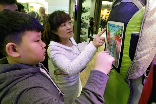 Відвідувачі Грають Мобільну Гру Apple Ipad Планшетний Виставці Пекіні Китай — стокове фото