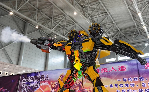 2013年9月26日 在中国东部安徽省合肥市滨湖国际会展中心 一个机器人用大黄蜂形状的汽车废料制成 这是电影系列 变形金刚 中的一个汽车机器人人物 喷出浓烟 — 图库照片