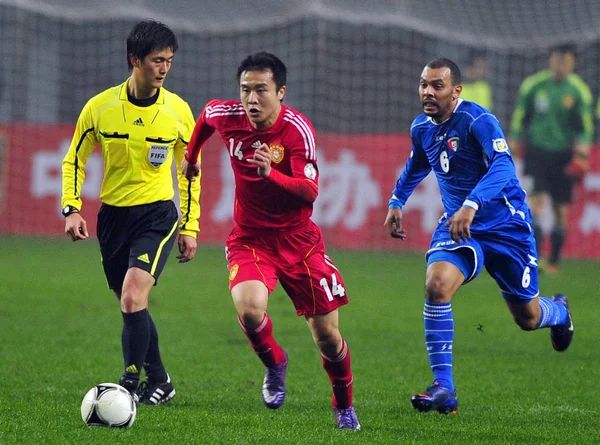 2012年2月22日 中国的冯仁良 在中国湖南省长沙市举行的一场友谊赛中 挑战科威特的贾拉 阿泰奇 — 图库照片