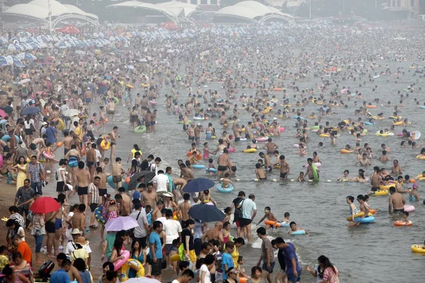 Vakantiegangers Overbevolkt Qingdao Badplaats Een Verschroeiende Dag Qingdao Stad Oost — Stockfoto