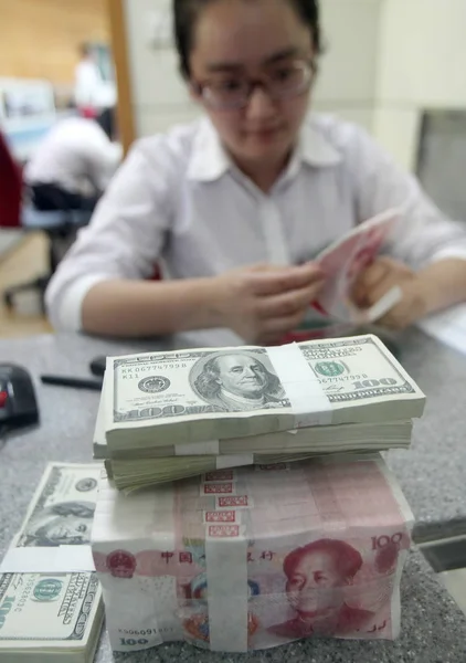 Китайський Чиновник Підраховує Нас Долар Юанів Єни Банкнот Банку Місті — стокове фото