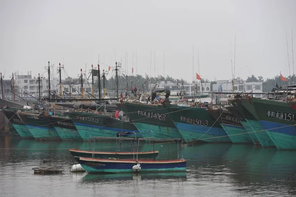 Rybářské Čluny Jsou Zakotveny Přístavu Kde Blíží Tajon Haiyan Qionghai — Stock fotografie