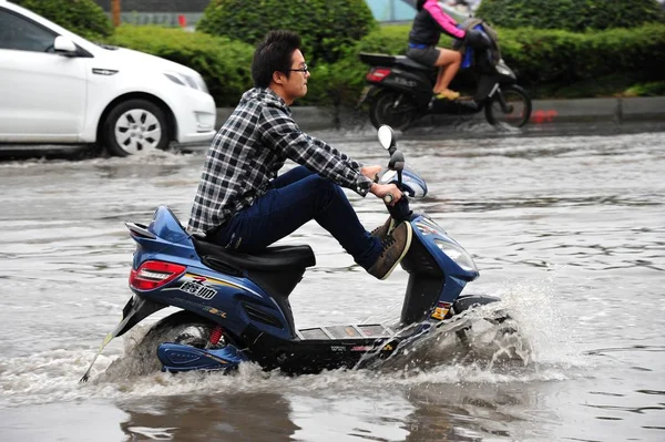 Bir Çinli Bisikletçi Hangzhou Şehirde Tayfun Fitow Neden Olduğu Şiddetli — Stok fotoğraf