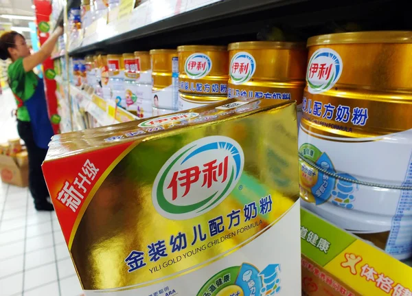 Kinesisk Kund Köper Låda Yili Mjölkpulver Stormarknad Yichang Centrala Chinas — Stockfoto
