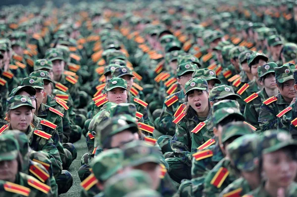 Murid Murid China Yang Mengenakan Seragam Militer Menghadiri Upacara Pembukaan — Stok Foto