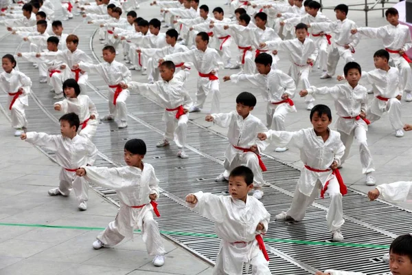 Bestand Chinese Kinderen Oefenen Qigong Tijdens Een Optreden Een Plein — Stockfoto