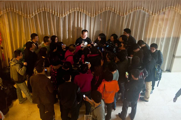 2012年2月22日 中国动物亚洲基金会主任张晓海在中国福建省南部惠安市举行的记者会上接受采访 — 图库照片