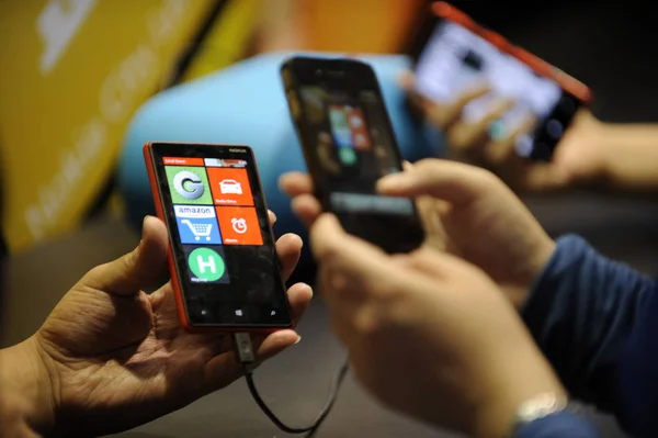 Los Empleados Chinos Muestran Teléfonos Inteligentes Nokia Lumia Instalados Con —  Fotos de Stock