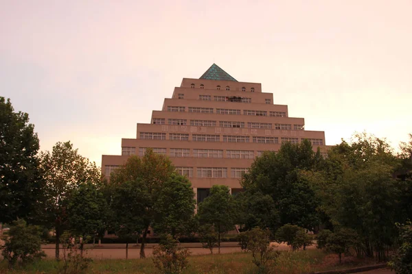 Edifício Que Assemelha Pirâmide Retratado Campus Universidade Comércio Internacional Wuhan — Fotografia de Stock