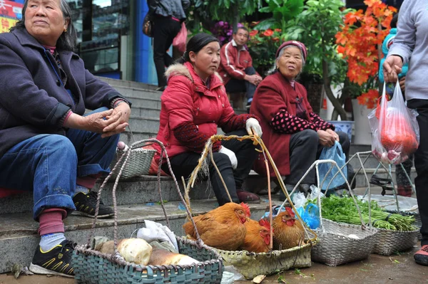 Chiński Sprzedawca Sprzedaje Kurczaki Rynku Linan Wschodnia Prowincja Chinas Zhejiang — Zdjęcie stockowe