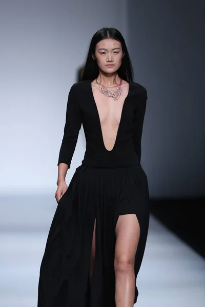 モデルは 2013 上海に上海ロンドンファッションウィークの春 2014 年中に 堂ファッションショーで新しい作品を表示します — ストック写真