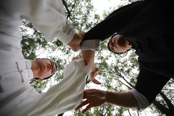 Chinese Taichi Master Wan Zhouying Right Directs His Blind Student — Stock Photo, Image