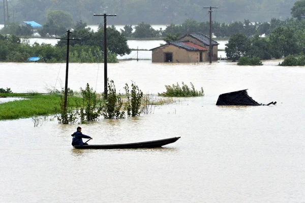 Mężczyzna Rzędy Łodzi Wodach Rozlewiska Ulewne Deszcze Spowodowane Przez Typhoon — Zdjęcie stockowe