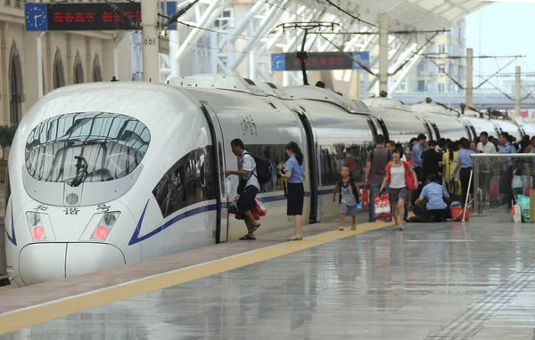 File Passageiros Embarcam Trem Crh China Railway Alta Velocidade Estação — Fotografia de Stock