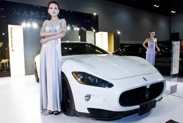 Model Stwarza Maserati Granturismo Podczas Pokazu Auto Pekinie Chiny Października — Zdjęcie stockowe