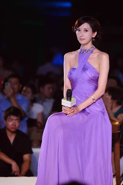 台湾のモデルで女優リン チーリンが 2013 南東中国広東省東莞市のファッションのパーティー中にポーズします — ストック写真