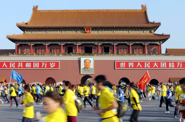 Бігуни Jog Повз Тяньаньмень Трибуни Під Час 2013 Пекінська Міжнародна — стокове фото