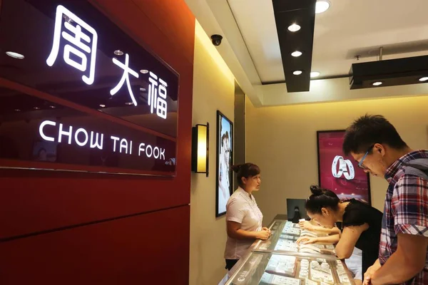 Clientes Chinos Compran Joyas Una Sucursal Chow Tai Fook Xuchang — Foto de Stock
