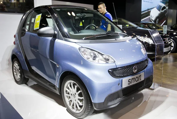 Visitatore Guarda Una Smart Car Durante Una Fiera Automobilistica Pechino — Foto Stock