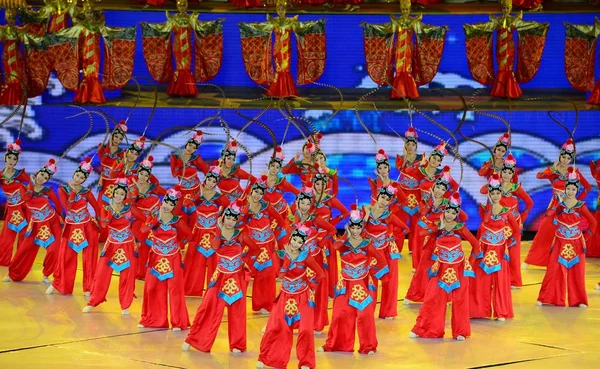 Kinesiske Danser Opptrer Åpningsseremonien Tianjin 2013 Sjette Østasiatiske Leker Ved – stockfoto
