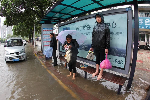 Местные Жители Ждут Затопленной Автобусной Станции Затопленной Улице Вызванной Тайфуном — стоковое фото