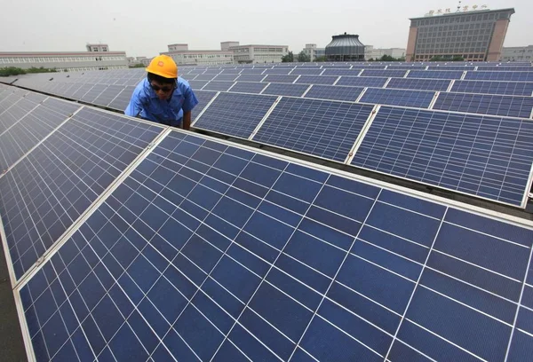 Técnico Comprueba Paneles Solares Una Central Fotovoltaica Azotea Ciudad Jimo — Foto de Stock