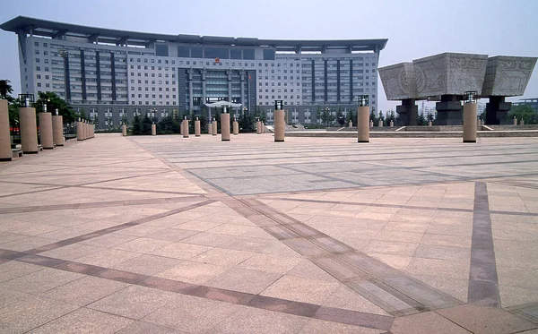 File Gigante Vaso Cozinha Forma Escultura Visto Frente Edifício Escritórios — Fotografia de Stock