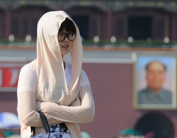 Una Turista Protege Con Una Bufanda Del Sol Abrasador Mientras —  Fotos de Stock