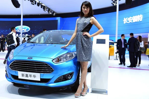 Modelo Posa Com Ford Fiesta Durante 11Th China Guangzhou International — Fotografia de Stock