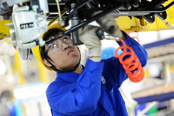 Trabajador Chino Monta Una Minivan Línea Montaje Una Planta Automóviles — Foto de Stock