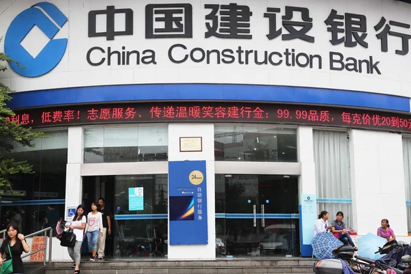Emberek Kisétálni Egy Ága Kína Építőipari Bank Ccb Xuchang Közép — Stock Fotó