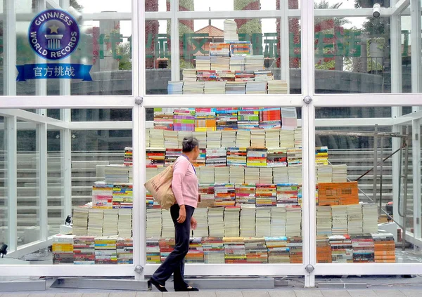 Pedestre Olha Para Maior Torre Livros Mundo Composta Por 236 — Fotografia de Stock