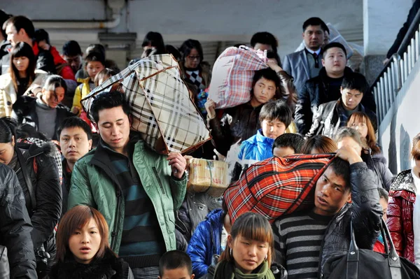 Eine Menge Chinesischer Passagiere Auf Dem Weg Ihren Zügen Bahnhof — Stockfoto