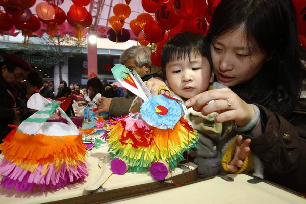여자는 2012 상하이에 축제를 모양의 만드는 그녀의 도움이 — 스톡 사진