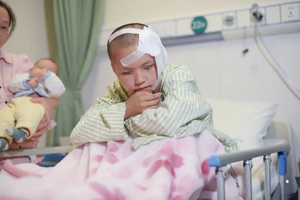 Year Old Girl Ting Ting Right Who Injured Attack Sits — Stock Photo, Image