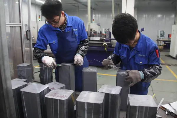 Chinesische Arbeiter Produzieren Siliziumfolien Einer Solarenergiefabrik Nantong Provinz Jiangsu Osten — Stockfoto