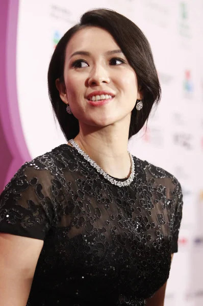 中国の女優チャン ツィイーが 2013 マカオ のアジア太平洋映画祭の最もよい女優に勝った後話す — ストック写真