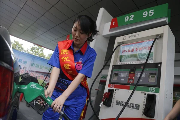 Ein Angestellter Betankt Ein Auto Einer Tankstelle Von Sinopec Shanghai — Stockfoto