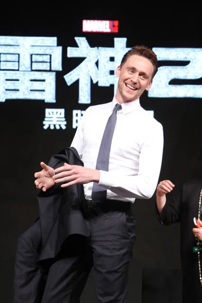 Acteur Anglais Tom Hiddleston Enlève Son Costume Lors Une Conférence — Photo