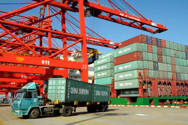 Lastbil Transporterar Containrar Kina Sjöfarten Lossas Från Ett Containerfartyg Kaj — Stockfoto