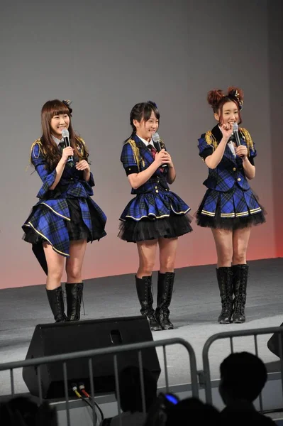 Medlemmar Japanska Kvinnliga Idol Gruppen Akb48 Avbildade Vid Deras Konsert — Stockfoto