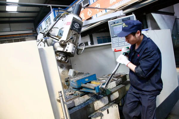 Китайский Рабочий Обрабатывает Механическое Оборудование Заводе Ляочэне Провинция Шаньдун Сентября — стоковое фото