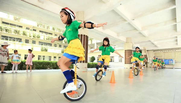 Jóvenes Estudiantes Una Escuela Primaria Desvían Bloqueos Carreteras Monociclos Antes —  Fotos de Stock
