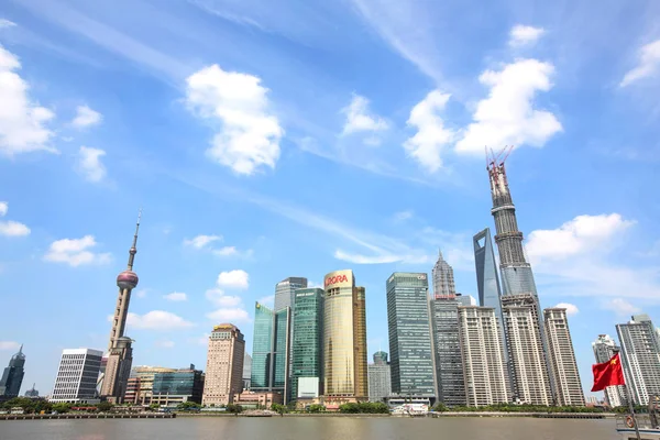 黄浦江と左 工事中 上海タワー 東方明珠テレビ塔 陸家嘴金融街のスカイライン高い 上海世界金融センターは 番目右 金茂タワー 最も高いの 番目の右 — ストック写真